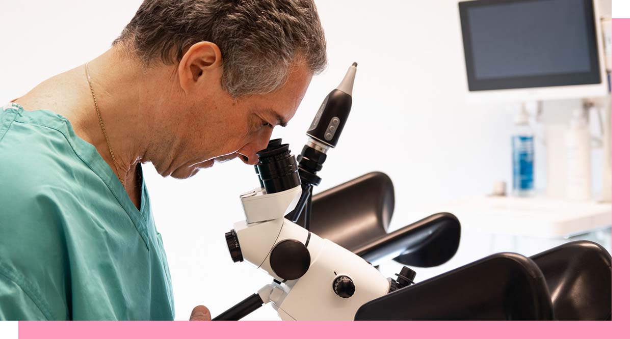 Il Prof. Marco Monti utilizza il colposcopio, una strumentazione atta per diagnosticare e indagare l'HPV. 